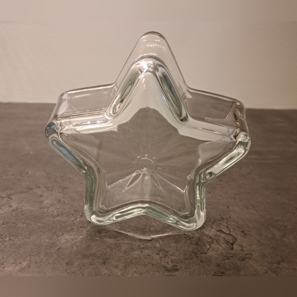 Set of 2 matching glass 'star' shaped bowls, - Picture 4 of 5